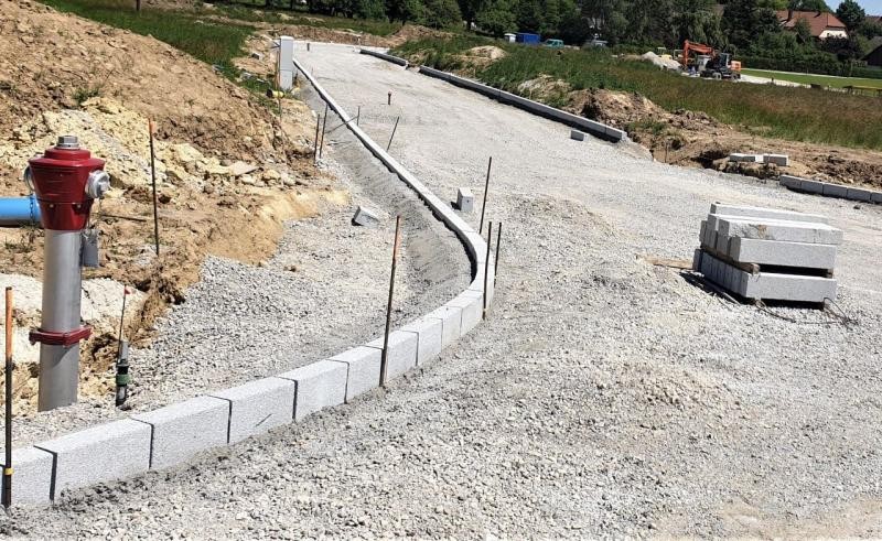 Eine Baustelle mit Hydrant und Steinblöcken